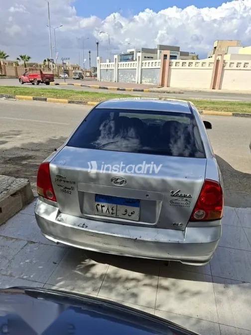 هيونداي فيرنا 2015 فضي مستعملة للبيع - 3