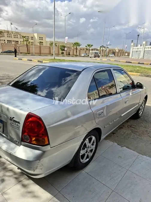 هيونداي فيرنا 2015 فضي مستعملة للبيع - 4