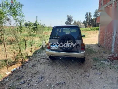 سوزوكى فيتارا 2002 فضي مستعملة للبيع - 1