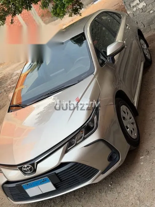 تويوتا كورولا 2020 ذهبي مستعملة للبيع - 2