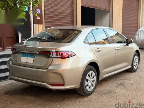 تويوتا كورولا 2020 ذهبي مستعملة للبيع - 3