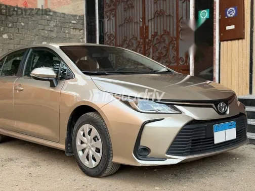 تويوتا كورولا 2020 ذهبي مستعملة للبيع - 6