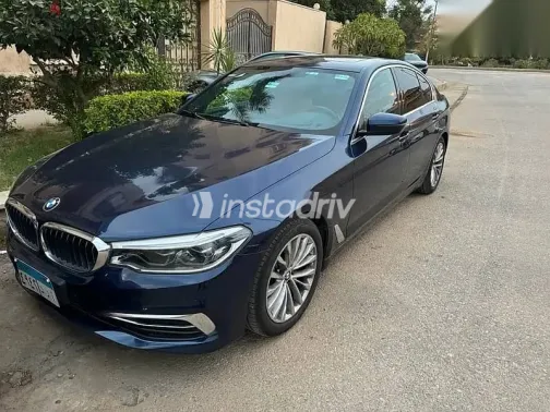 بي ام دبليو 520 2019 أزرق غامق مستعملة للبيع - 4
