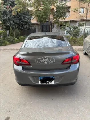 اوبل أسترا 2018 أبيض مستعملة للبيع
