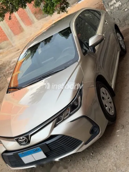 تويوتا كورولا 2020 ذهبي مستعملة للبيع - 2