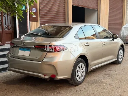 تويوتا كورولا 2020 ذهبي مستعملة للبيع - 3