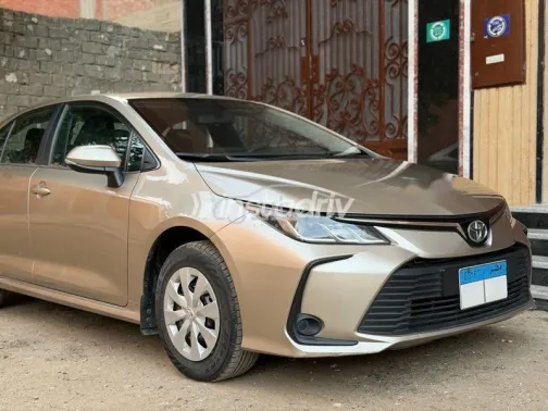 تويوتا كورولا 2020 ذهبي مستعملة للبيع - 6
