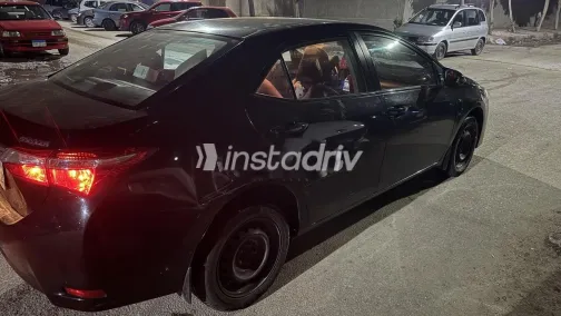 تويوتا كورولا 2018 أبيض مستعملة للبيع - 2