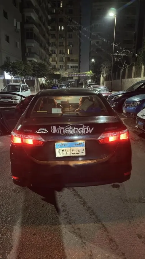 تويوتا كورولا 2018 أبيض مستعملة للبيع - 5