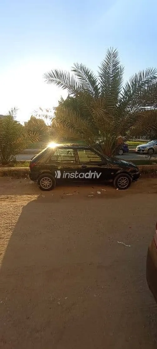 فورد فيستا 2000 أسود مستعملة للبيع - 5