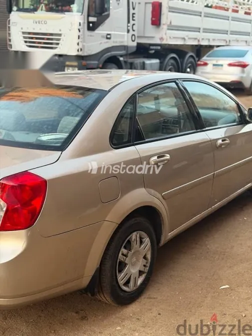 شيفروليه أوبترا 2009 ذهبي مستعملة للبيع - 4