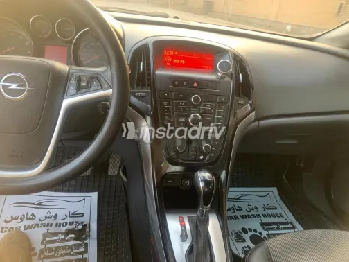 اوبل أسترا 2015 أحمر مستعملة للبيع - 1