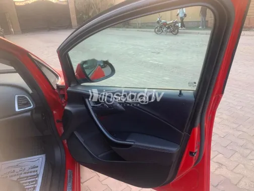 اوبل أسترا 2015 أحمر مستعملة للبيع - 2