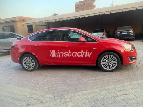 اوبل أسترا 2015 أحمر مستعملة للبيع - 8