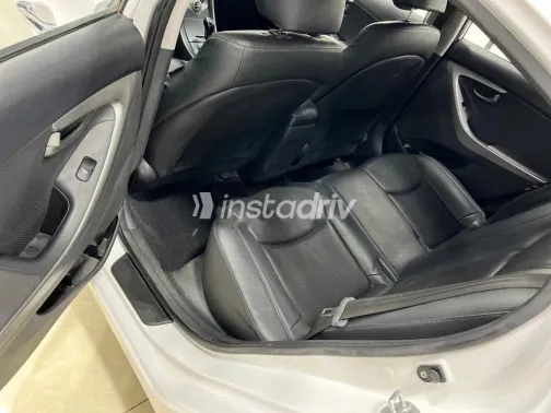 هيونداي افانتي 2013 أبيض مستعملة للبيع - 8