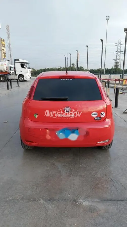 فيات بونتو 2015 أحمر مستعملة للبيع - 2