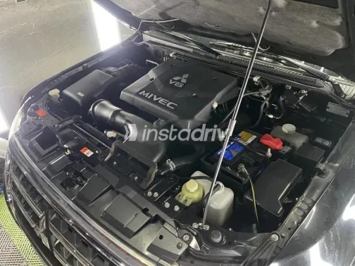 ميتسوبيشي باجيرو 2022 أسود مستعملة للبيع - 2