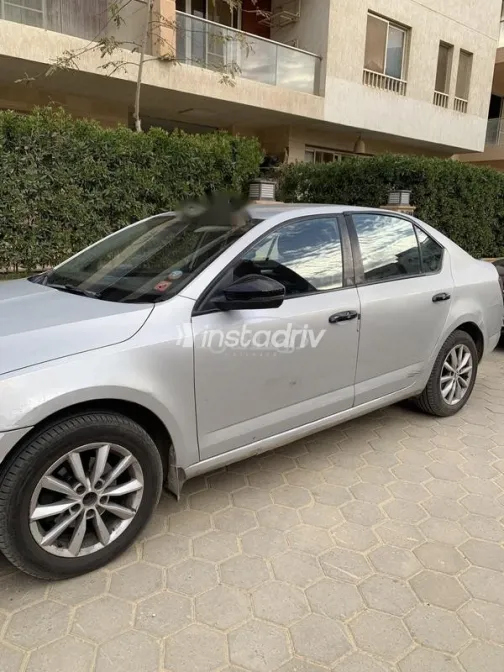 سكودا اوكتافيا A7 2016 فضي مستعملة للبيع - 2