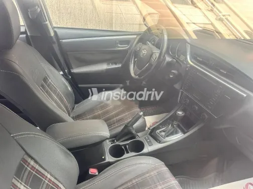 تويوتا كورولا 2018 برونزي مستعملة للبيع - 1