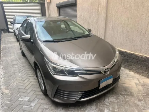 تويوتا كورولا 2018 برونزي مستعملة للبيع - 2