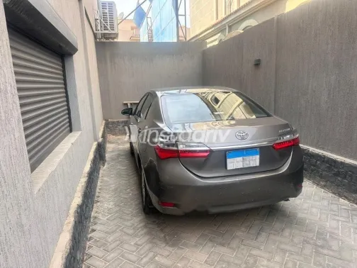 تويوتا كورولا 2018 برونزي مستعملة للبيع - 3