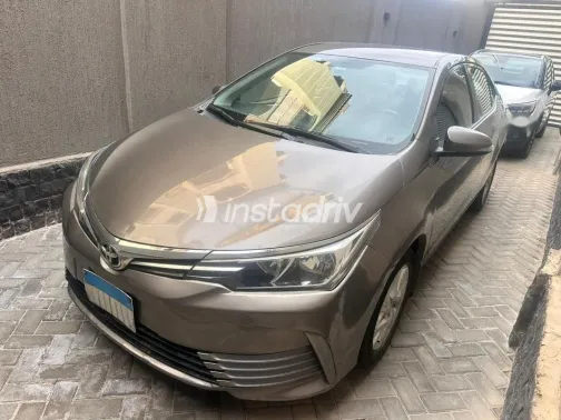 تويوتا كورولا 2018 برونزي مستعملة للبيع - 4