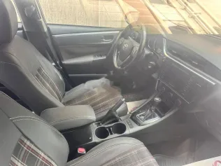 تويوتا كورولا 2018 برونزي مستعملة للبيع