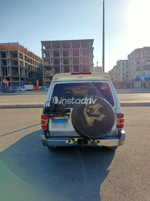 ميتسوبيشي باجيرو 1999 أبيض مستعملة للبيع - 4