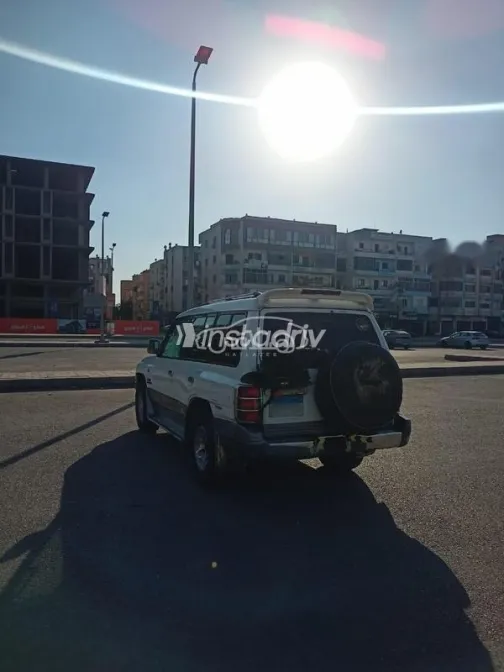 ميتسوبيشي باجيرو 1999 أبيض مستعملة للبيع - 6