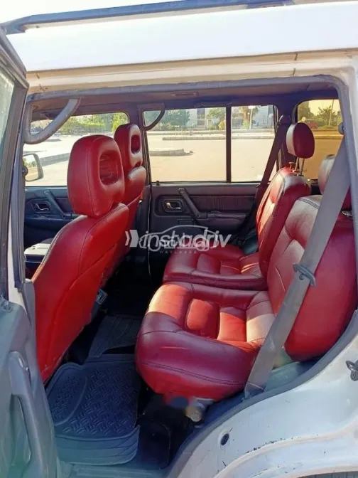 ميتسوبيشي باجيرو 1999 أبيض مستعملة للبيع - 8