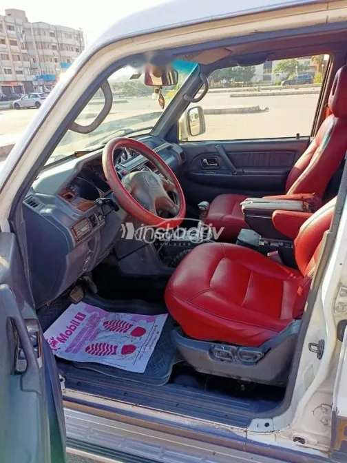 ميتسوبيشي باجيرو 1999 أبيض مستعملة للبيع - 10