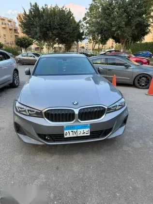 بي ام دبليو 320 2023 أزرق غامق مستعملة للبيع