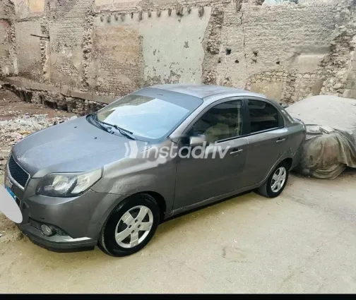 شيفروليه افيو 2015 رمادي مستعملة للبيع - 1
