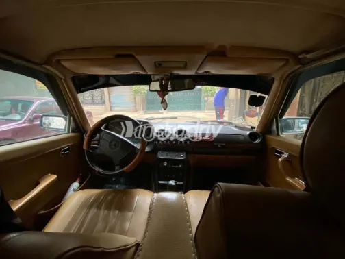 Mercedes E 200 1982 Gold Used for Sale - 1