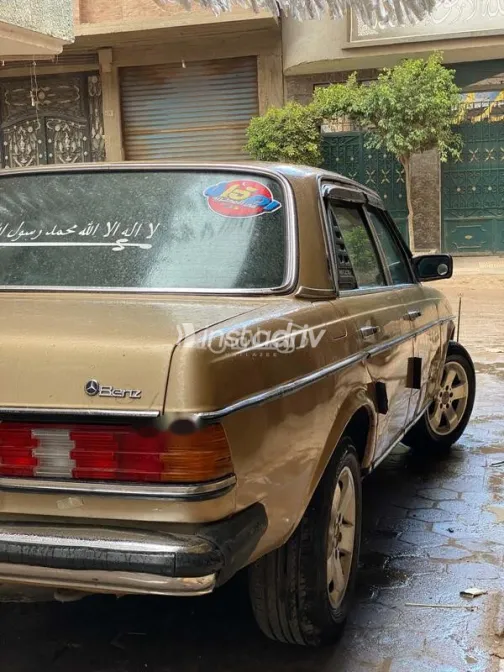 Mercedes E 200 1982 Gold Used for Sale - 2