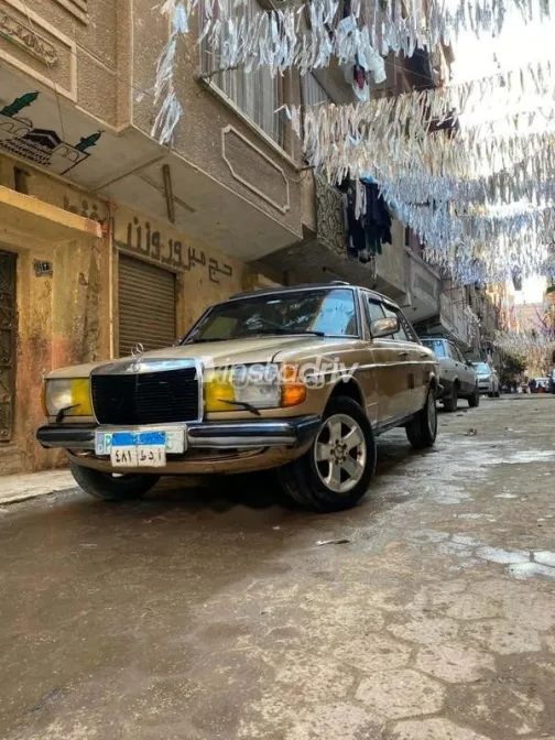 Mercedes E 200 1982 Gold Used for Sale - 3