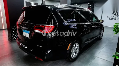Chrysler Pacifica 2018 Black Used for Sale - 2