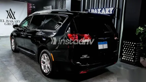 Chrysler Pacifica 2018 Black Used for Sale - 4