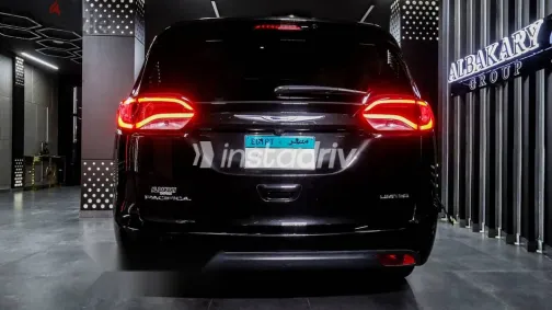 Chrysler Pacifica 2018 Black Used for Sale - 6