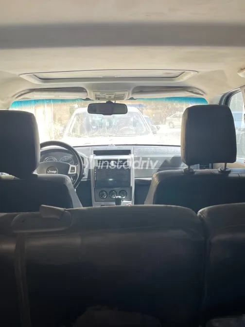 جيب شيروكي 2009 أبيض مستعملة للبيع - 2