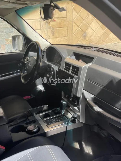 جيب شيروكي 2009 أبيض مستعملة للبيع - 5