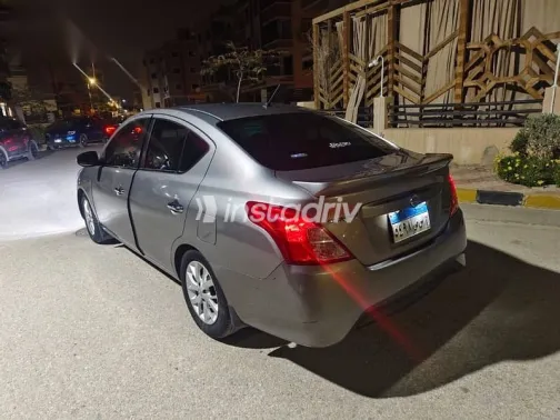 نيسان صنى 2022 رمادي مستعملة للبيع - 2