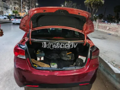 هيونداي إلنترا ام دى 2012 أحمر غامق مستعملة للبيع - 4