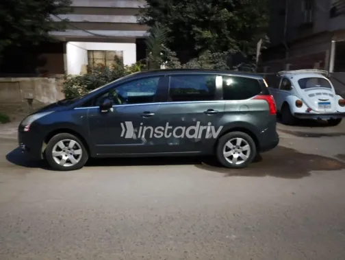 بيجو 5008 2014 رمادي مستعملة للبيع - 1