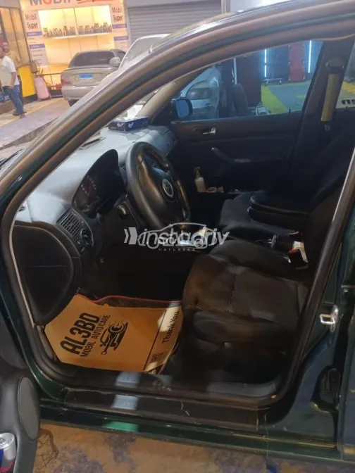 فولكس فاغن جولف 4 1999 أخضر غامق مستعملة للبيع - 1