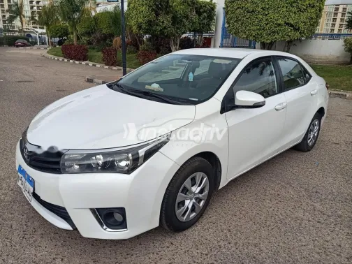 تويوتا كورولا 2015 أبيض مستعملة للبيع - 2