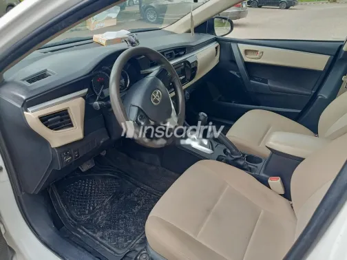 تويوتا كورولا 2015 أبيض مستعملة للبيع - 3