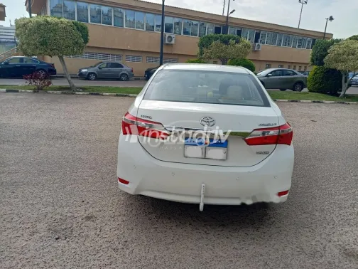 تويوتا كورولا 2015 أبيض مستعملة للبيع - 4