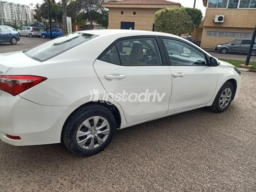 تويوتا كورولا 2015 أبيض مستعملة للبيع - 6