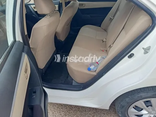 تويوتا كورولا 2015 أبيض مستعملة للبيع - 7